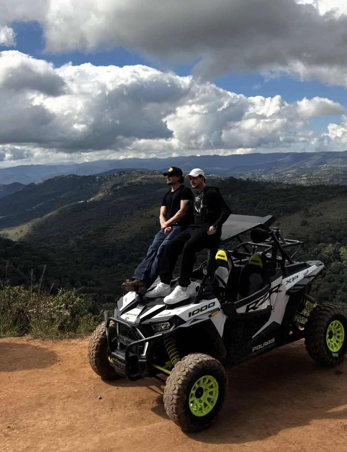Casal posando sobre o UTV side-by-side da BS Adventure no mirante da serra de Campos do Jordão