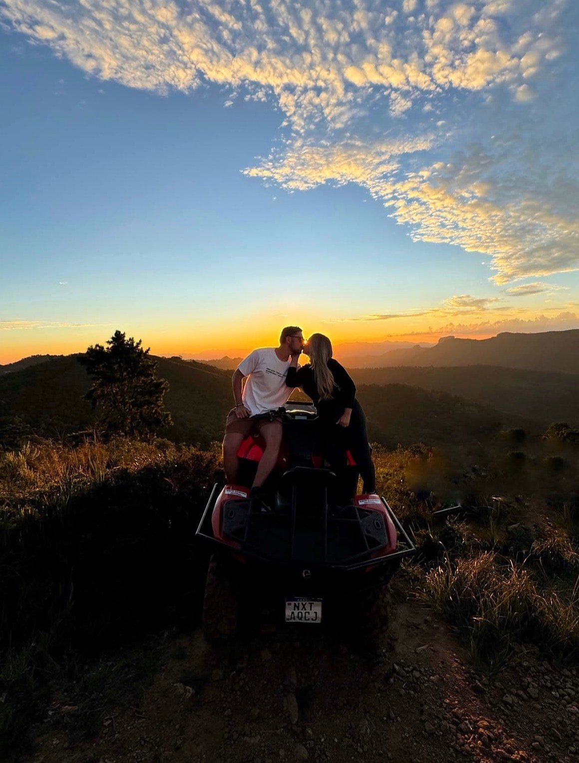 Pôr do sol durante passeio de quadriciclo em Campos do Jordão