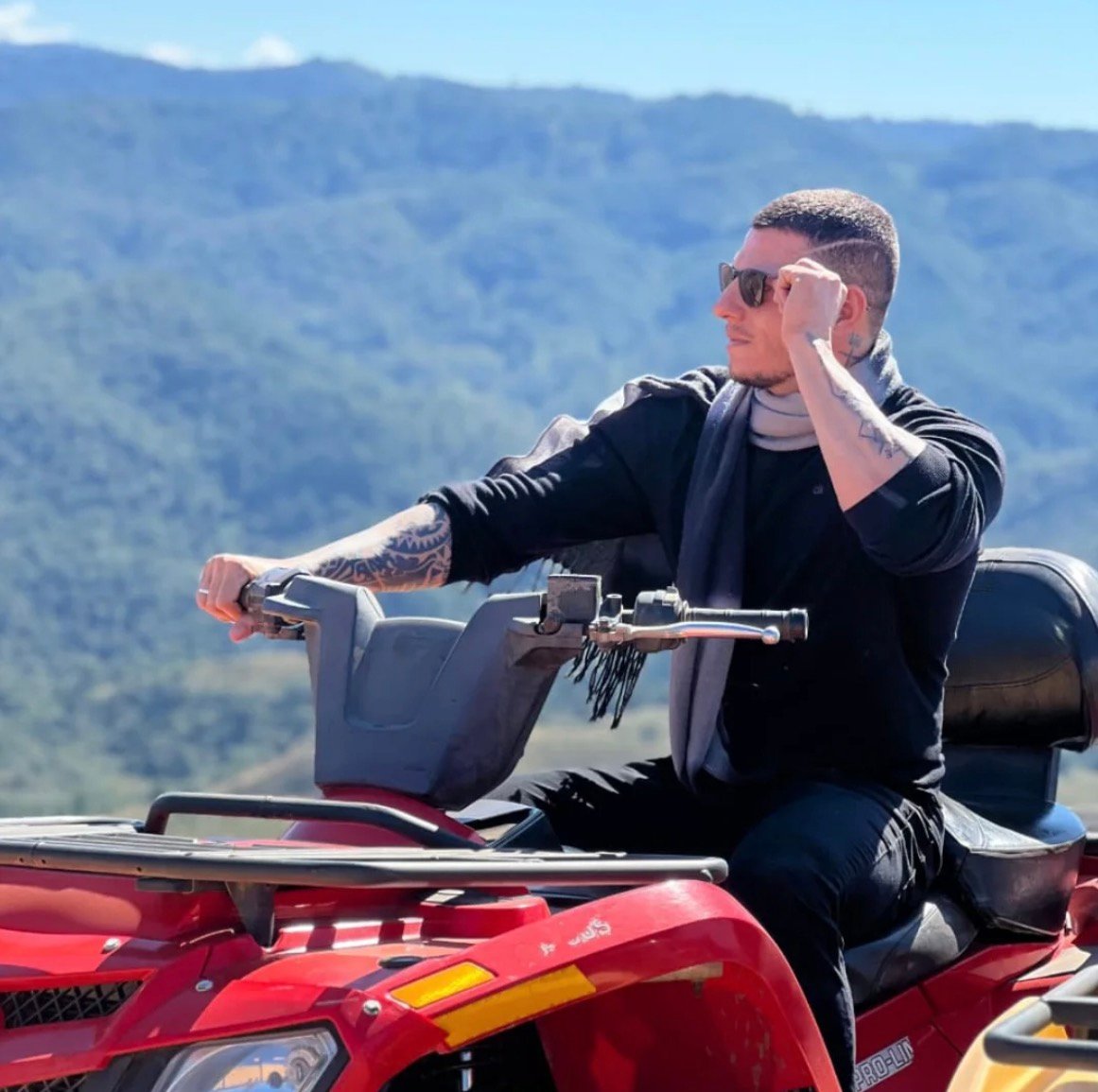 Aventureiro em quadriciclo com vista para a Serra da Mantiqueira