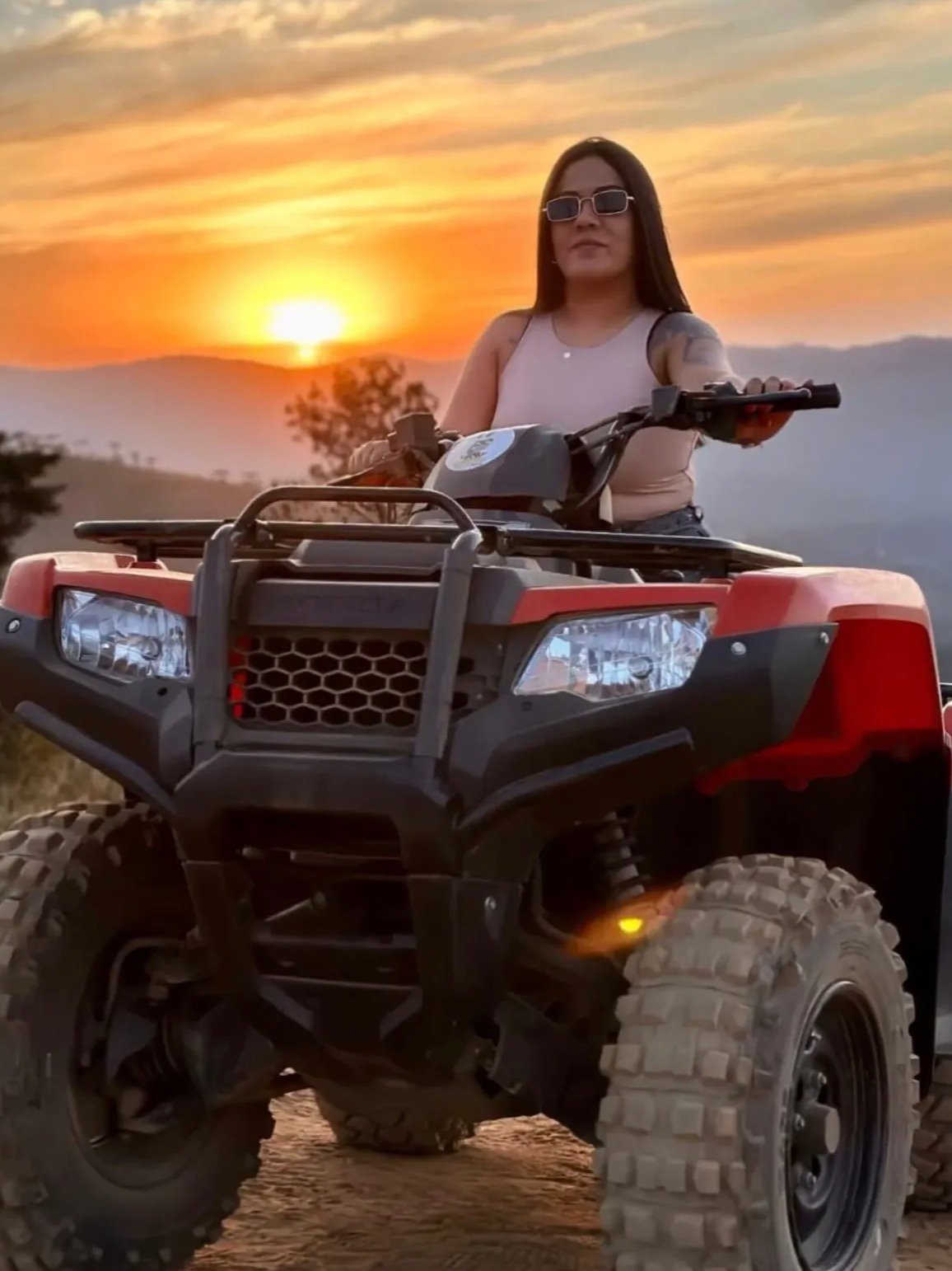 Piloto em quadriciclo diante do pôr do sol de Campos do Jordão